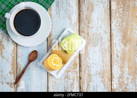 Kuchenrolle auf Holztisch Stockfoto