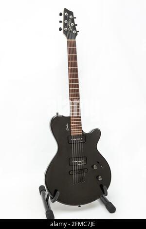Godin Performance Serie LG-P90 E-Gitarre, Seymour Duncan Pickups, Schaller Brücke, weißer Hintergrund, ausgeschnitten. Stockfoto