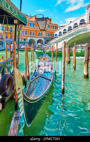 Venedig, Italien - 15. Juni 2018: Gondel auf dem Canal Grande neben der Rialtobrücke in Venedig Stockfoto