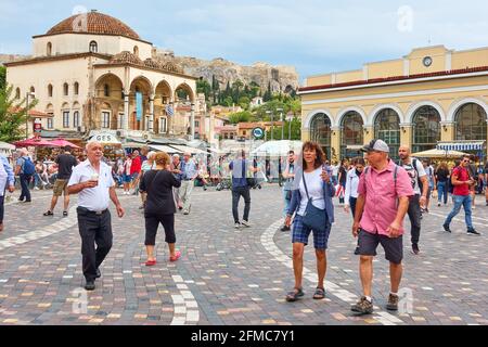 Athen, Griechenland - 20. September 2019: Menschen auf dem Monastiraki-Platz in Athen. Stadtbild Stockfoto