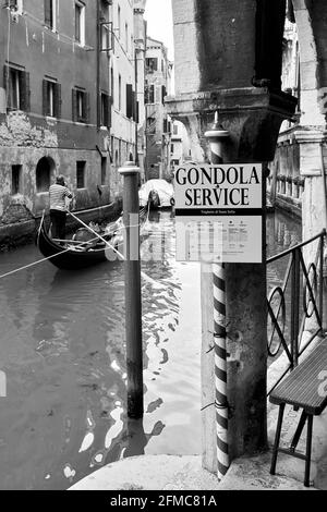 Venedig, Italien - 18. Juni 2018: Gondelfahrt-Schild mit Cansl in Venedig. Schwarzweiß-Fotografie Stockfoto