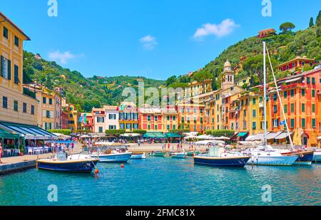 Portofino, Italien - 1. Juli 2019: Hafenboote in Portofino - berühmter Ferienort an der italienischen riviera in Ligurien Stockfoto