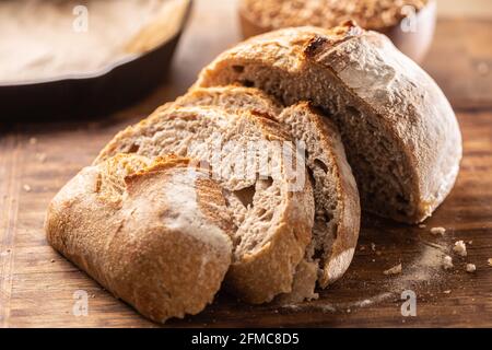 Herzhafte und knusprige Scheiben Hefebrot mit Vollkorngetreide im Hintergrund. Stockfoto