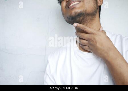 Unerkannte Mann, der Kehlschmerz aus der Nähe leidet Stockfoto