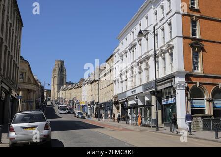 Bristol, Großbritannien - 2021. April: Blick bergauf die Park Street in Bristol, mit dem Wills Memorial Building Tower im Hintergrund Stockfoto