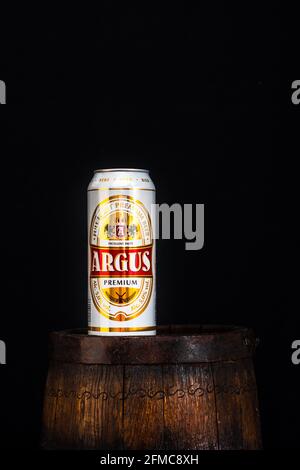 Dose Argus Bier auf Bierfass mit dunklem Hintergrund. Illustrative redaktionelle Aufnahme Bukarest, Rumänien, 2021 Stockfoto