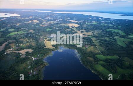 Landschaft mit rosa Sonnenuntergang und Seen Luftaufnahme über der Oberseite Stockfoto