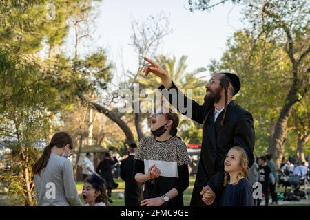 Tel Aviv, Israel - 31. März 2021: Ein Vater und seine Kinder betrachten Menschen in einem Seilpark in Tel Aviv, Israel. Stockfoto