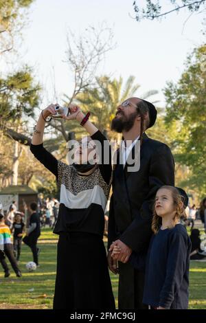 Tel Aviv, Israel - 31. März 2021: Ein Vater und seine Kinder betrachten Besucher in einem Seilabenteuer-Park in Tel Aviv, Israel. Stockfoto