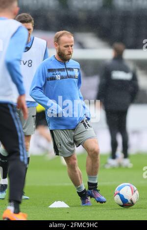 DERBY, GROSSBRITANNIEN. MAI. Barry Bannan von Sheffield Wednesday wärmt sich vor dem Sky Bet Championship-Spiel zwischen Derby County und Sheffield am Mittwoch im Pride Park, Derby, am Samstag, den 8. Mai 2021 auf. (Kredit: Pat Scaasi, Mi News) Kredit: MI Nachrichten & Sport /Alamy Live Nachrichten Stockfoto