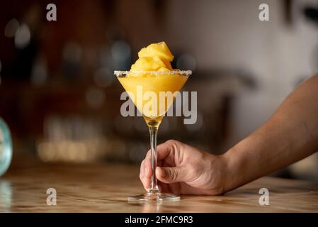 Gefrorener margarita-Cocktail an der Holzbar. Stockfoto