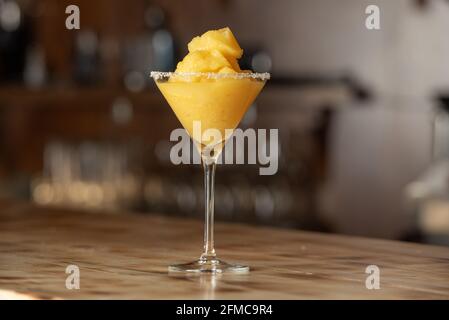 Gefrorener margarita-Cocktail an der Holzbar. Stockfoto