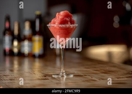 Gefrorener margarita-Cocktail an der Holzbar. Stockfoto