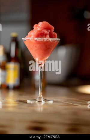 Gefrorener margarita-Cocktail an der Holzbar. Stockfoto