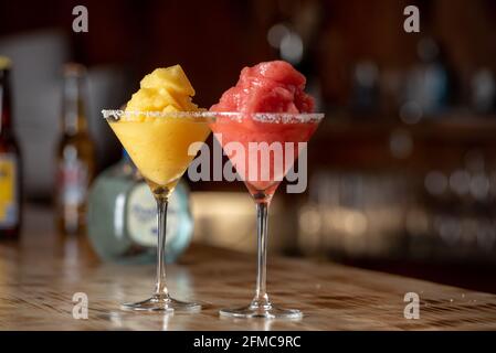 Gefrorener margarita-Cocktail an der Holzbar. Stockfoto