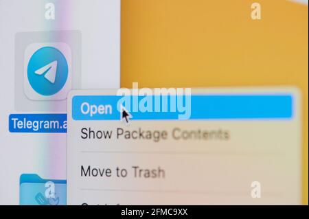 New york, USA - 19. April 2021: Klicken und öffnen Telegramm-App auf Laptop-Bildschirm Makro Nahaufnahme Stockfoto