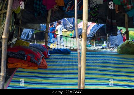 Plastikhäuser werden von armen Menschen zum Leben gemacht Stockfoto