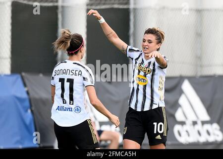 Vinovo, Italien. 08 Mai 2021. Barbara Bonasea (L) von Juventus FC feiert mit Cristiana Girelli von Juventus FC nach einem Tor während des Women Serie A Fußballspiels zwischen Juventus FC und SSD Napoli. Kredit: Nicolò Campo/Alamy Live Nachrichten Stockfoto