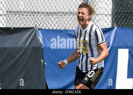 Vinovo, Italien. 08 Mai 2021. Cristiana Girelli von Juventus FC feiert nach einem Tor während des Women Serie A Fußballspiels zwischen Juventus FC und SSD Napoli. Kredit: Nicolò Campo/Alamy Live Nachrichten Stockfoto