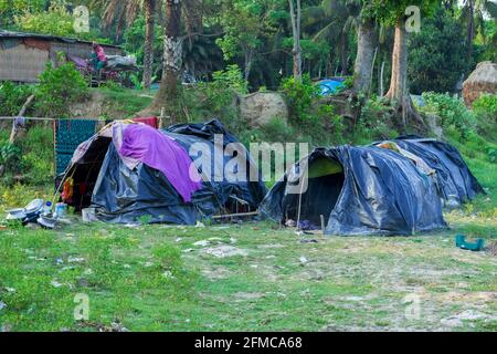 Plastikhäuser werden von armen Menschen zum Leben gemacht Stockfoto
