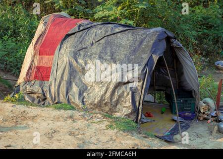 Plastikhäuser werden von armen Menschen zum Leben gemacht Stockfoto