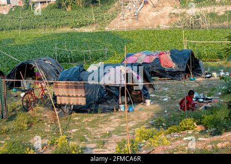 Plastikhäuser werden von armen Menschen zum Leben gemacht Stockfoto