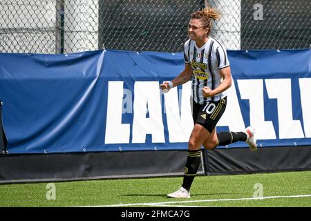 Vinovo, Italien. 08 Mai 2021. Cristiana Girelli von Juventus FC feiert nach einem Tor während des Women Serie A Fußballspiels zwischen Juventus FC und SSD Napoli. Kredit: Nicolò Campo/Alamy Live Nachrichten Stockfoto