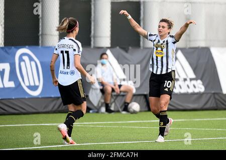 Vinovo, Italien. 08 Mai 2021. Barbara Bonasea (L) von Juventus FC feiert mit Cristiana Girelli von Juventus FC nach einem Tor während des Women Serie A Fußballspiels zwischen Juventus FC und SSD Napoli. Kredit: Nicolò Campo/Alamy Live Nachrichten Stockfoto