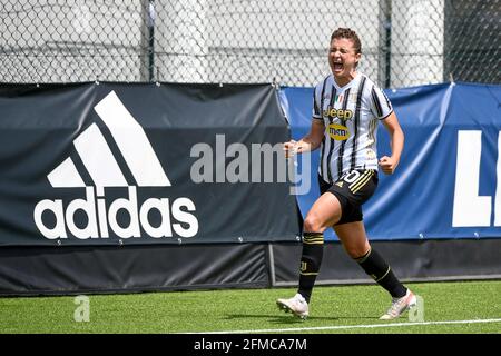 Vinovo, Italien. 08 Mai 2021. Cristiana Girelli von Juventus FC feiert nach einem Tor während des Women Serie A Fußballspiels zwischen Juventus FC und SSD Napoli. Kredit: Nicolò Campo/Alamy Live Nachrichten Stockfoto