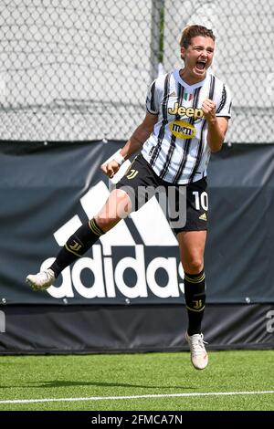 Vinovo, Italien. 08 Mai 2021. Cristiana Girelli von Juventus FC feiert nach einem Tor während des Women Serie A Fußballspiels zwischen Juventus FC und SSD Napoli. Kredit: Nicolò Campo/Alamy Live Nachrichten Stockfoto