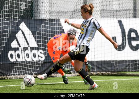 Vinovo, Italien. 08 Mai 2021. Cristiana Girelli von Juventus FC schießt beim Fußballspiel der Women Serie A zwischen Juventus FC und SSD Napoli ein Tor. Kredit: Nicolò Campo/Alamy Live Nachrichten Stockfoto