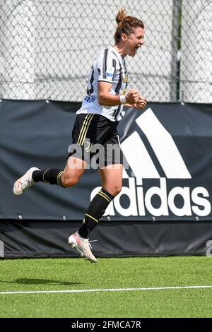 Vinovo, Italien. 08 Mai 2021. Cristiana Girelli von Juventus FC feiert nach einem Tor während des Women Serie A Fußballspiels zwischen Juventus FC und SSD Napoli. Kredit: Nicolò Campo/Alamy Live Nachrichten Stockfoto