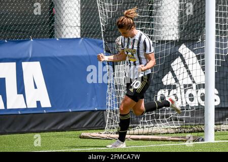 Vinovo, Italien. 08 Mai 2021. Cristiana Girelli von Juventus FC feiert nach einem Tor während des Women Serie A Fußballspiels zwischen Juventus FC und SSD Napoli. Kredit: Nicolò Campo/Alamy Live Nachrichten Stockfoto