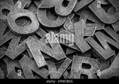 Haufen alter alter Holzbriefe. Typografie Hintergrundkomposition. Stockfoto