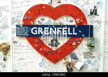 Kondolenzbotschaften, die um ein rotes Herz im Grenfell Tower, West London, geschrieben wurden. Bildmaterial. Stockfoto