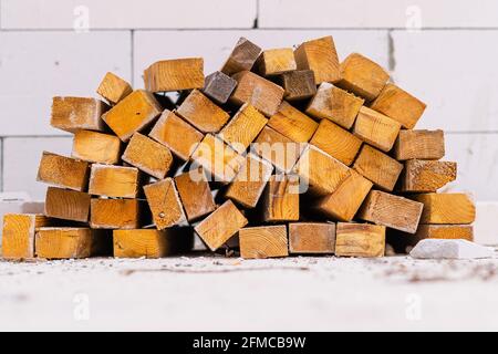 Holzstäbe liegen auf einem Haufen aus der Nähe bei einer Konstruktion Arbeiter Stockfoto