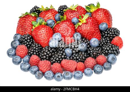 Frische Beeren Erdbeeren, Himbeeren, Brombeeren und Heidelbeeren isoliert auf weißem Hintergrund. Haufen verschiedener Beeren Draufsicht. Stockfoto