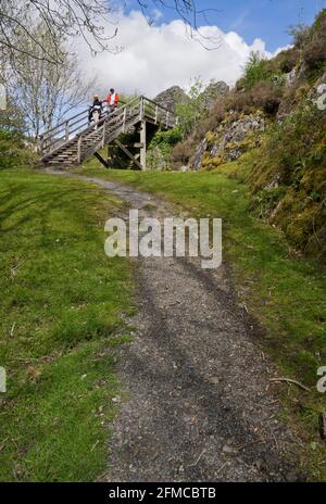 Besucher von Castell y Bere, einem walisischen Schloss in der Nähe von Llanfihangely-pennant, das von Llywelyn dem Großen in den 1220er Jahren in Gwynedd, Wales, Großbritannien, erbaut wurde Stockfoto