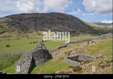 Besucher von Castell y Bere, einem walisischen Schloss in der Nähe von Llanfihangely-pennant, das von Llywelyn dem Großen in den 1220er Jahren in Gwynedd, Wales, Großbritannien, erbaut wurde Stockfoto