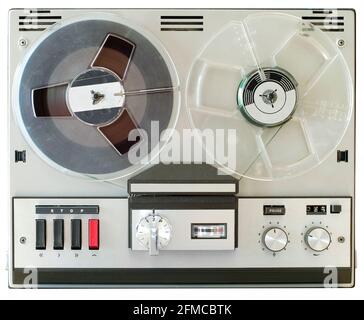 Vintage Bandrecorder, Tonrecorder mit offenem Reel. Isoliert auf weißem, nostalgischem Audiogerät Stockfoto