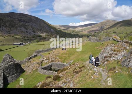 Besucher von Castell y Bere, einem walisischen Schloss in der Nähe von Llanfihangely-pennant, das von Llywelyn dem Großen in den 1220er Jahren in Gwynedd, Wales, Großbritannien, erbaut wurde Stockfoto