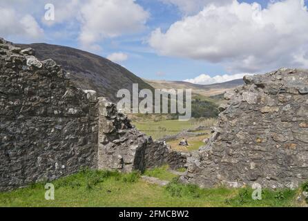 Besucher von Castell y Bere, einem walisischen Schloss in der Nähe von Llanfihangely-pennant, das von Llywelyn dem Großen in den 1220er Jahren in Gwynedd, Wales, Großbritannien, erbaut wurde Stockfoto