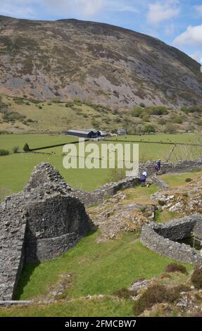 Besucher von Castell y Bere, einem walisischen Schloss in der Nähe von Llanfihangely-pennant, das von Llywelyn dem Großen in den 1220er Jahren in Gwynedd, Wales, Großbritannien, erbaut wurde Stockfoto