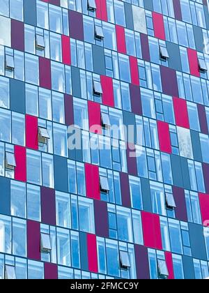 Farbenfrohe Muster aus den Fenstern in einem modernen Wohngebäude. Stockfoto