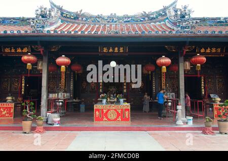 Melaka, Malaysia. 18. August 2017. Menschen, die eine Gebetshalle im buddhistischen Tempel Xiang lin si in der Stadt Melacca Malaysia besuchen. Stockfoto