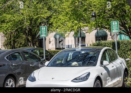 Elektroautos laden an der Ladestation bei lokalen Unternehmen Stockfoto