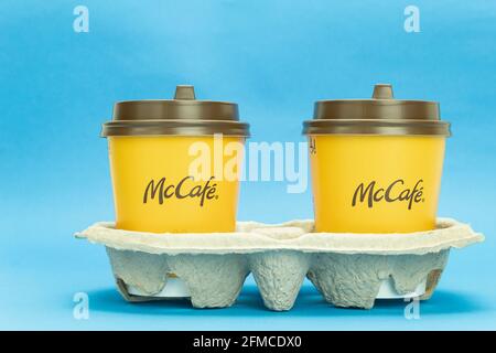 Warschau, Polen - 25. März 2021: Zwei Pappbecher auf einem Ständer. Zwei orangefarbene Einwegbecher befinden sich in einem braunen McDonald's-Tablett. Hintergrund und Kopierer Stockfoto