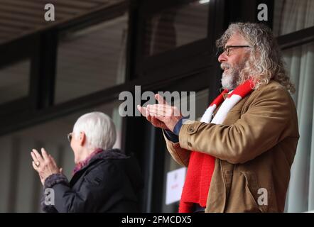 Barnsley, Großbritannien. Mai 2021. Ein Barnsley-Fan feiert das Tor des zweiten Tores während des Sky Bet Championship-Spiels in Oakwell, Barnsley. Bildnachweis sollte lauten: John Clifton / Sportimage Kredit: Sportimage/Alamy Live News Stockfoto