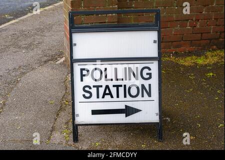 Eton Wick, Windsor, Britannien. Mai 2021. Es war heute Morgen ein ruhiger Morgen im Wahllokal in der Dorfhalle in Eton Wick für die Kommunalwahlen. Quelle: Maureen McLean/Alamy Stockfoto