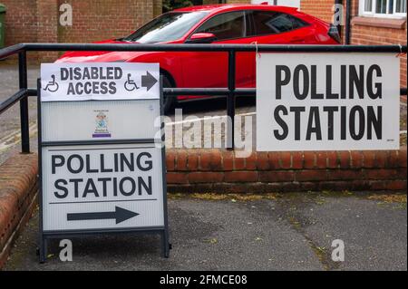 Eton Wick, Windsor, Britannien. Mai 2021. Es war heute Morgen ein ruhiger Morgen im Wahllokal in der Dorfhalle in Eton Wick für die Kommunalwahlen. Quelle: Maureen McLean/Alamy Stockfoto